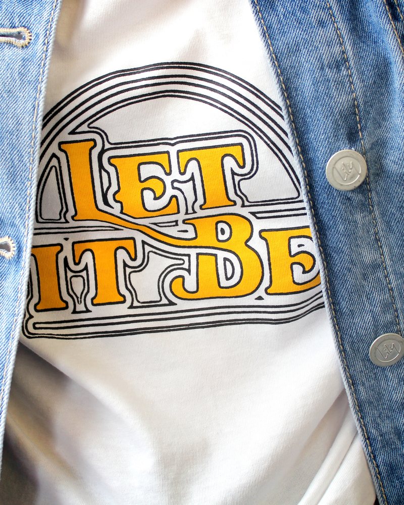 Bedrucktes T-Shirt mit Retro-Motiv unter einer geöffneten Jeansjacke
