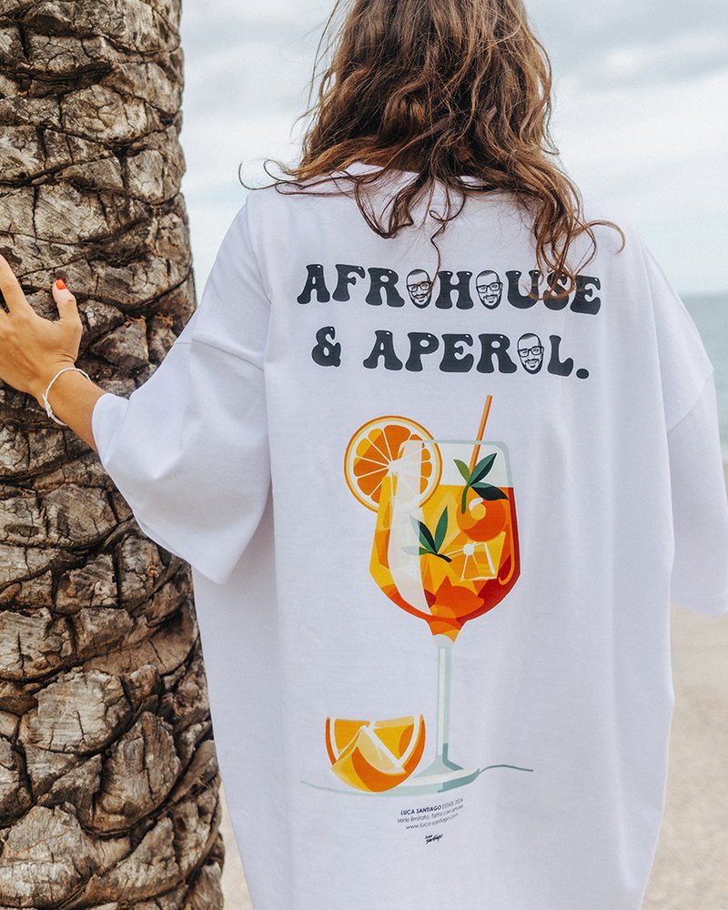 Farbig bedrucktes weißes Shirt ohne sichtbares Gesicht