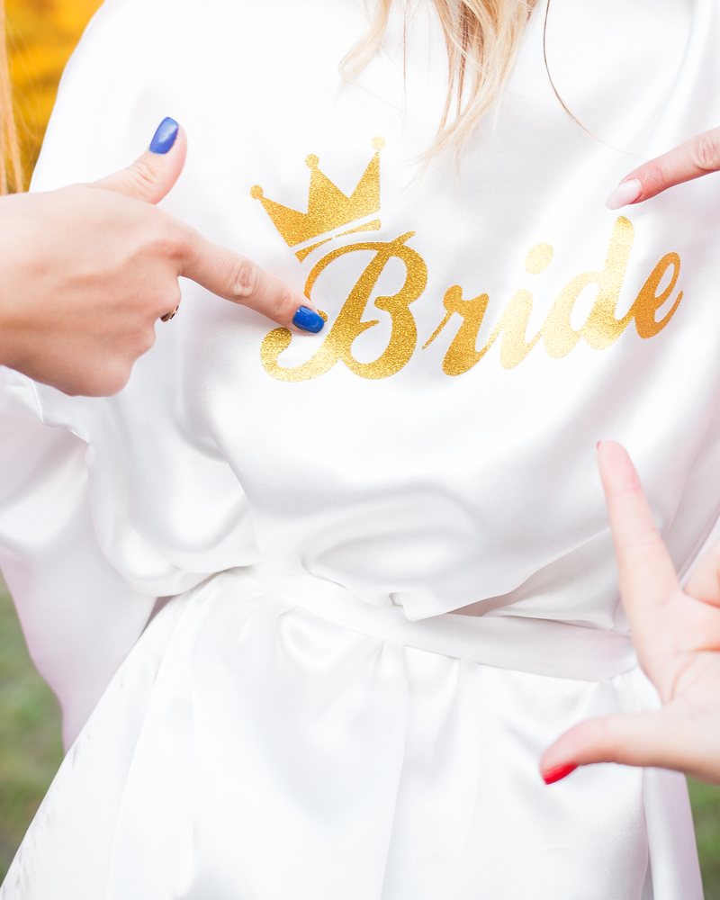 Goldener Bride-Aufdruck auf einem weißen Shirt