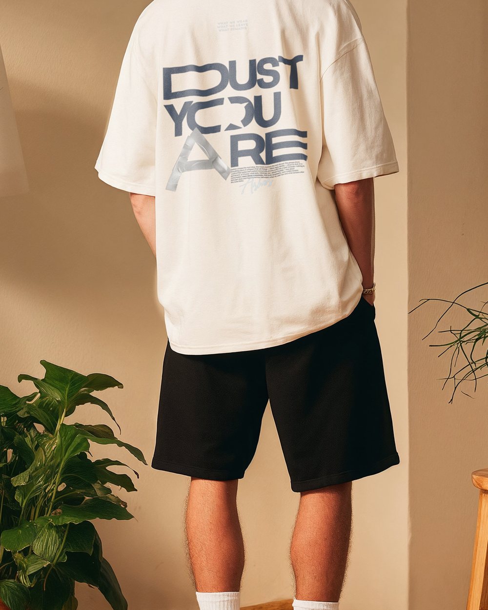 Bedrucktes weißes Oversize-Shirt mit grafischem Motiv, getragen ohne sichtbares Gesicht